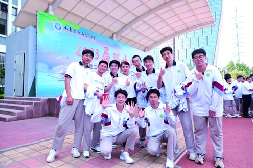 学生毕业难舍母校,每位“二中人”身上都有百年老校的传承精神